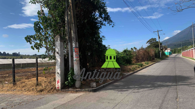 Terreno plano en San Miguel Dueñas frente a carretera